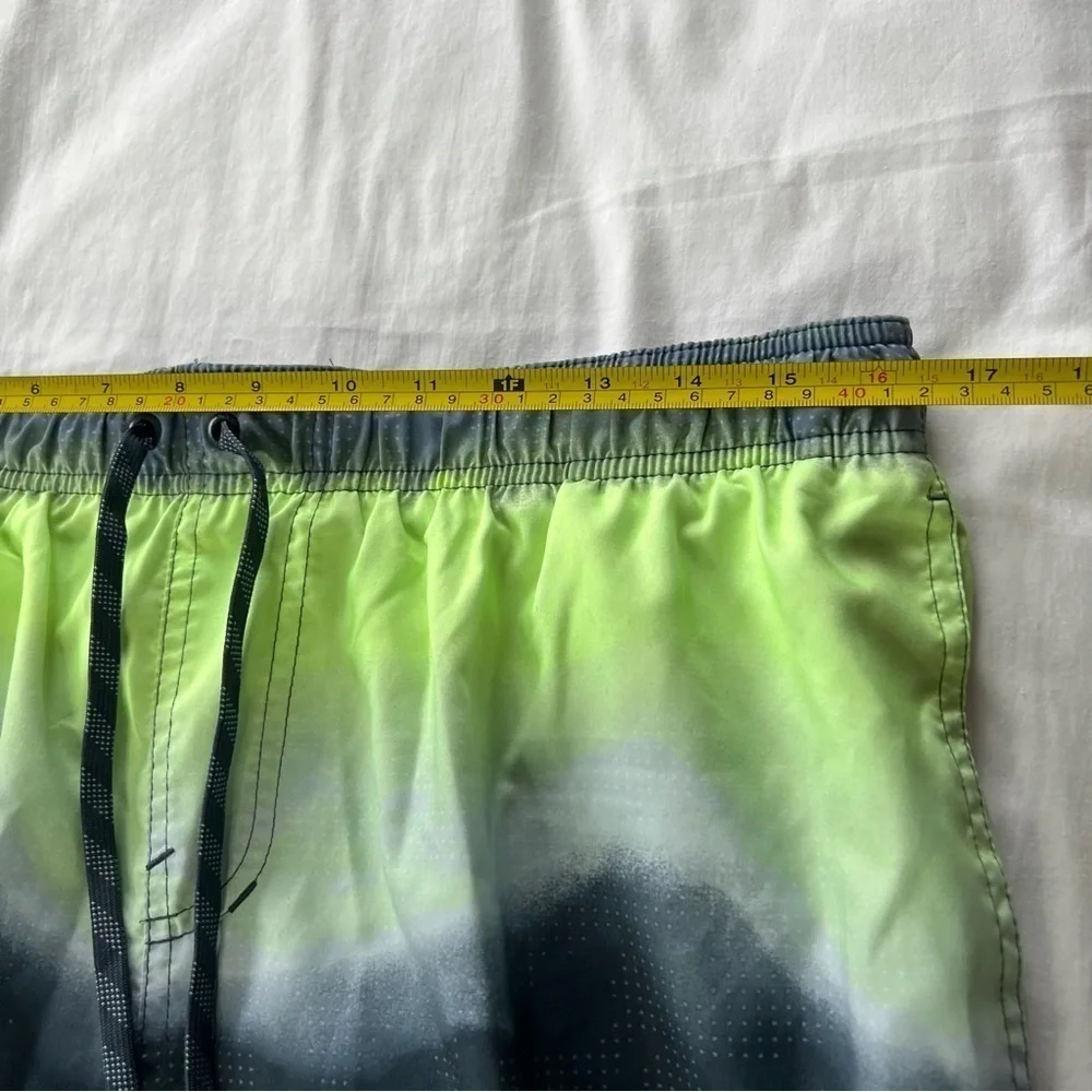 Nike Men’s optic halo horizon 9” volley colorblocked board shorts 9558